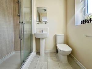 Ensuite - click for photo gallery